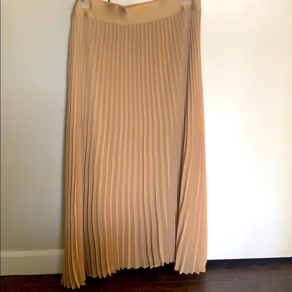 Express pleated midi skirt!